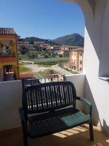 un banco sentado en un balcón con vistas en Casa Ermanno en Posada