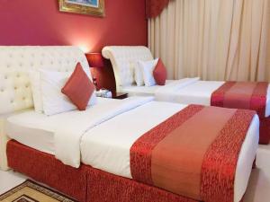 Postel nebo postele na pokoji v ubytování Al Maha Regency Hotel Suites - Managed by Aoudi Consultants