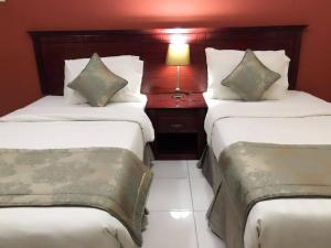 Postel nebo postele na pokoji v ubytování Al Maha Regency Hotel Suites - Managed by Aoudi Consultants