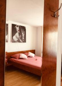 een slaapkamer met een bed en een spiegel bij Casa Kito in Constanţa