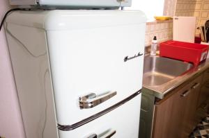 an old refrigerator in a kitchen with a sink at Villent Kujukuri Ocean 2 in Kujukuri