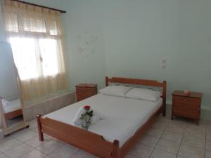 Un dormitorio con una cama con flores. en An amazing place for you! GIANNAS HOME, en Évyiros