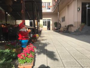 una estatua de un oso de pie junto a unas flores en Areg Hotel, en Ereván