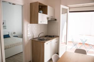 Kuchyňa alebo kuchynka v ubytovaní Casa Vacanze Mondello Mare Piscina ALBAMAOR