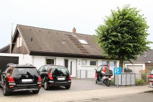 フュルトにあるFerienwohnung Stadtgrenzeの家の前の駐車場に二台駐車
