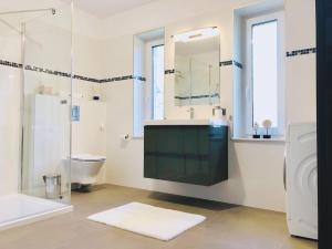 Kúpeľňa v ubytovaní Praia Apartments - 200m do Plaży Orłowo - Parking - Apartament Laguna