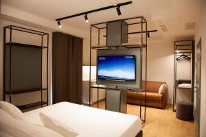 TV i/ili multimedijalni sistem u objektu Meg Lifestyle Hotel & Apartaments