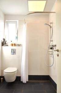 y baño con aseo blanco y ducha. en Schönes Appartement in Meerbusch Am Buschend, en Meerbusch