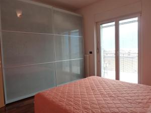 una camera con letto e porta scorrevole in vetro di Ferienwohnung Andrea a Malcesine