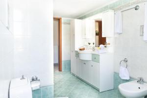 Kúpeľňa v ubytovaní Rose Residence-360º sea view + 36 fotografií