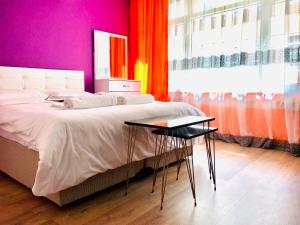 um quarto com uma cama grande e uma mesa em Istanbul Harmony Hostel em Istambul