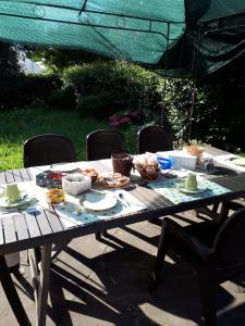 uma mesa de piquenique com comida em cima em B&B DUE ABETI em Florença