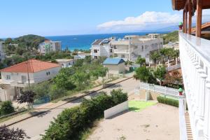 desde el balcón de una ciudad con vistas al océano en Villa Ideal, en Ksamil