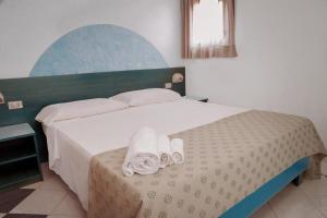 Un pat sau paturi într-o cameră la Appartamento presso Residence Verdemare