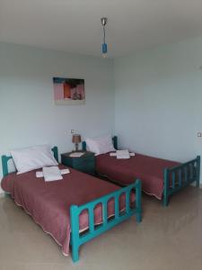 2 Betten nebeneinander in einem Zimmer in der Unterkunft House of Light in Sitia