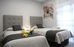 Un pat sau paturi într-o cameră la Hostal Rural Villa de Mendavia