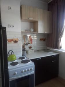 アドレルにあるPanfilova 3 apartmentのキッチン(コンロ、緑茶ポット付)