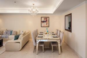 Gallery image of Luton Vacation Homes - Full Sea View & Huge 2BR , Grandeur Residences, Palm Jumeirah-MC40AB3 in Dubai