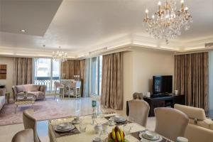 Gallery image of Luton Vacation Homes - Full Sea View & Huge 2BR , Grandeur Residences, Palm Jumeirah-MC40AB3 in Dubai