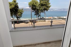 uma vista para o oceano a partir de uma varanda em Villa Marija em Slatine