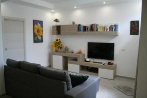 Televízia a/alebo spoločenská miestnosť v ubytovaní Casa Tatiana