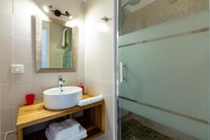 Ванна кімната в Appart Hotel Martinique - Mellow Yellow