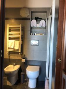 Phòng tắm tại BB Il Re Alla Reginella Guest House +65 ảnh