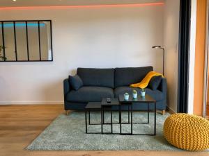 Posezení v ubytování Appartement climatisé refait à neuf - VUE MER Saint-Tropez - Piscine- 50m plage