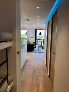 Posezení v ubytování Appartement climatisé refait à neuf - VUE MER Saint-Tropez - Piscine- 50m plage