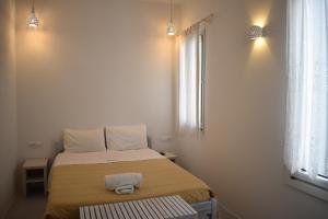 ミコノス・シティにあるアドリアーニス ゲストハウスの小さなベッドルーム(ベッド1台、タオル2枚付)