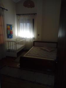 ein kleines Schlafzimmer mit einem Bett und einem Fenster in der Unterkunft stella in Chaïdeftón