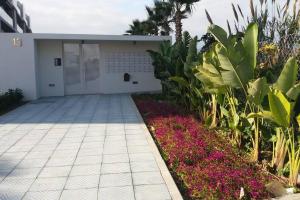 Zahrada ubytování Apartamento en primera línea de playa, con piscina y garaje en Torrox Costa