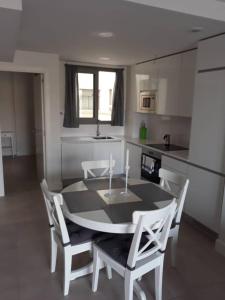 Kuchyň nebo kuchyňský kout v ubytování Apartamento en primera línea de playa, con piscina y garaje en Torrox Costa