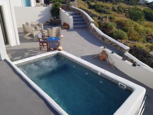 A view of the pool at Alonistra Oia Houses or nearby