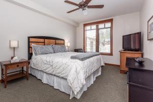 1 dormitorio con 1 cama y ventilador de techo en Village # 3310 - Lincoln House, en Mammoth Lakes