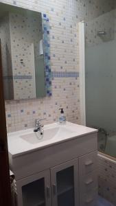uma casa de banho com um lavatório e um espelho em Gare de Madrid em Madrid