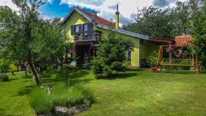 una casa con un patio delante de ella en Apartment Franciska, en Rakovica