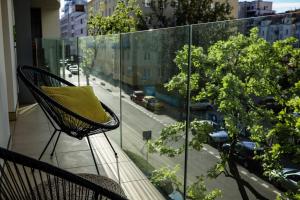 krzesło na balkonie z widokiem na miasto w obiekcie Amarone w mieście Gdynia