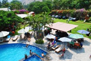 Vaizdas į baseiną apgyvendinimo įstaigoje Huertalejandro Restaurante Campestre y Hospedaje arba netoliese