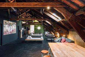 un salon avec des canapés et des tables dans un immeuble dans l'établissement The Passenger Hostel, à Porto