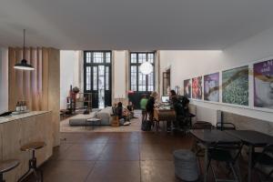 a group of people sitting in a living room at The Passenger Hostel in Porto