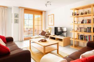 ein Wohnzimmer mit einem Sofa und einem TV in der Unterkunft Hafod a Hendre in Lauterbrunnen