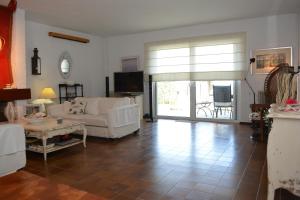 salon z białą kanapą i stołem w obiekcie Private luxury villa My Beach House w mieście Longos