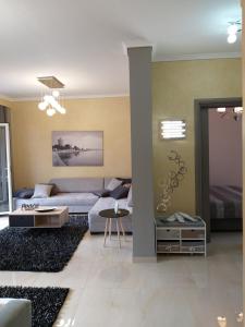 uma sala de estar com um sofá e uma mesa em THESS OLD TOWN with free private parking em Tessalônica