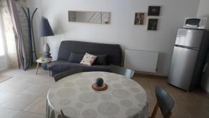 een woonkamer met een tafel en een bank bij Appartement Duplex in Bretenoux