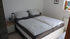 een bed met twee kussens in een slaapkamer bij Haus Rebblick in Offenburg