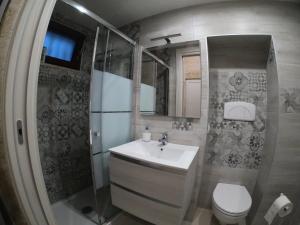 bagno con lavandino e servizi igienici di casa principe di napoli a Polignano a Mare