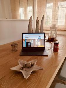 A television and/or entertainment centre at LLAFRANC 100 - calle Coral-