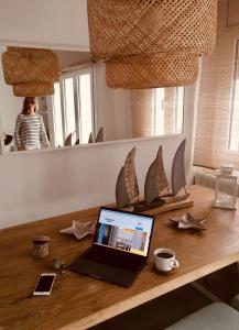 A television and/or entertainment centre at LLAFRANC 100 - calle Coral-