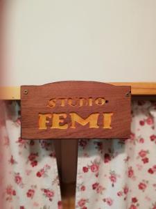 Ein hölzernes Schild, auf dem steht, dass eine dumme Hungersnot auf einem Bett sitzt. in der Unterkunft Studio Femi in Rovinj